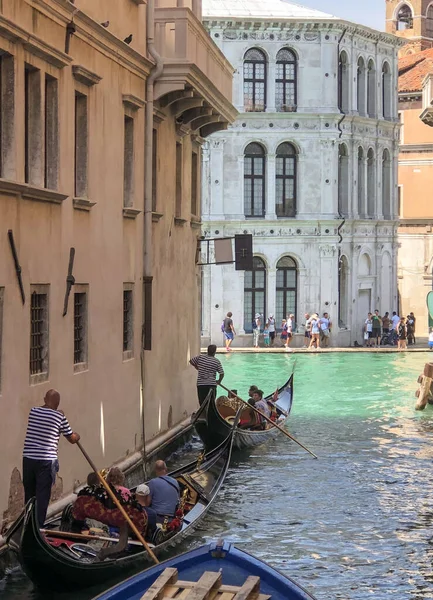 Agosto 2018 Venecia Italia Gondoleros Barcos Con Turistas Través Edificios — Foto de Stock