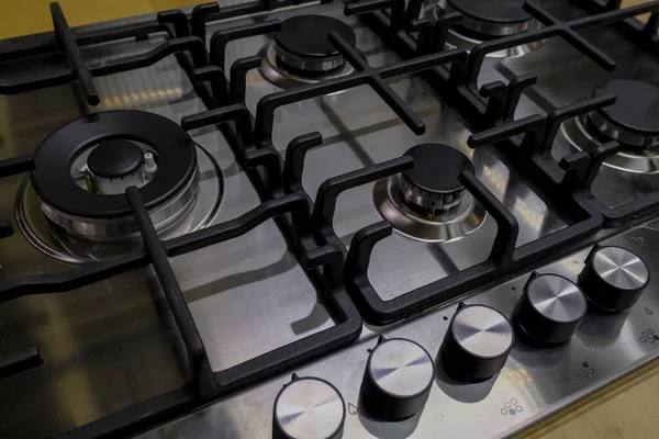 Ασημένια Κουζίνα Γκαζιού Μαύρους Καυστήρες Κοντά Στην Κουζίνα Εξοπλισμός Κουζίνας — Φωτογραφία Αρχείου
