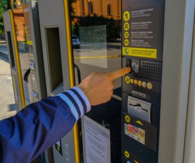 Ekim 2020 Reggio Emilia, İtalya: Erkek eller parkmetreye yakın çekim yapıyor. Park ücretini ödemek.