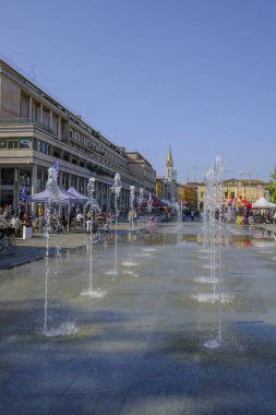Ekim 2020 Reggio Emilia, İtalya: Meydandaki çeşme, Romolo Valli tiyatrosunun yanındaki Piazza della Vittoria.