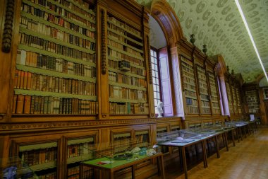 Şubat 2021 Parma, İtalya: İç mekan, merdivenler, Biblioteca Palantina 'nın antik kitaplarıyla dolu raflar, Palazzo della Pilotta Kütüphanesi
