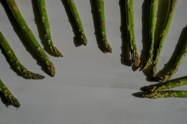 Beyaz arka plan görünümlü taze kuşkonmazdan yapılmış çerçeveyi kapat. Uzayı kopyala Sağlıklı beslenme. Organik konsept