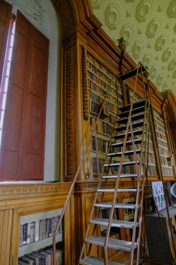 Şubat 2021 Parma, İtalya: Palazzo della Pilotta 'daki Kütüphane, Biblioteca Palantina' nın İçişleri, merdivenler ve antik kitapları