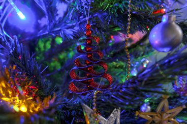 Renkli ışıkları, çelengi, topları ve süslemeleri olan Noel ağacı. Ağaçta Noel süsü. Tatil dekorasyonu. Noel kartı konsepti