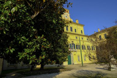 Aralık 2020 parma, İtalya: Ağaçlar ve mavi gökyüzü boyunca saray sarayı yakın plan