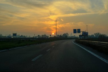 Ormanda biberiyeli eski ahşap bir ev. Kırsal yaşam. Kırsal kesimde tatil  