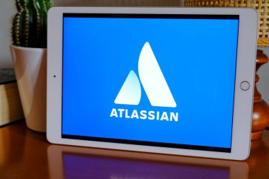 Mayıs 2021 Milan, İtalya: Tablet üzerindeki Atlassian şirket logosu ikonu. Atlassian marka illüstrasyonu