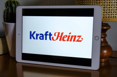 Mayıs 2021 Milan, İtalya: Kraft Heinz şirketinin logo ikonu ofisteki tablet ekranda yakın plan. Kraft Heinz çizimsel marka 