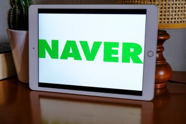 Mayıs 2021 Milan, İtalya: Naver şirketi logo simgesi tablet ekranda yakın plan. Naver illüstrasyon markası  