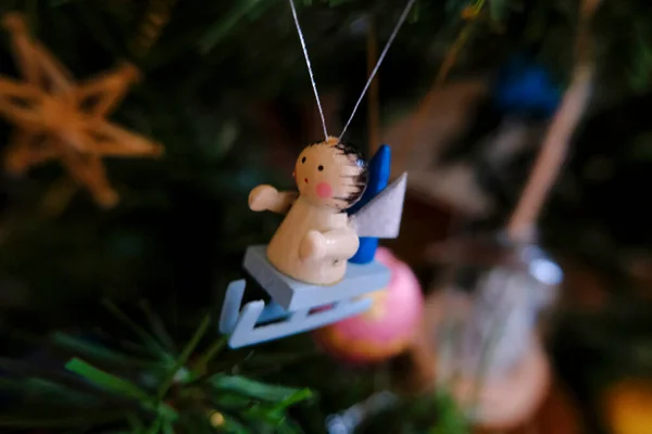 Ángel Navidad Artesanal Madera Trineo Través Decoración Del Árbol Navidad —  Fotos de Stock