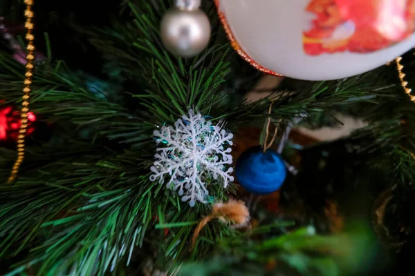 Renkli Süslemeler Arasında Beyaz Kar Taneleri Noel Ağacında Noel Kartı — Stok fotoğraf