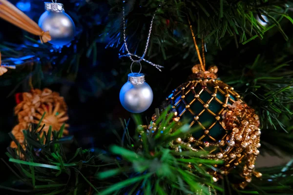 Noel Ağacında Asılı Gümüş Top Diğer Dekorasyonlarda Yakın Plan Ağaçta — Stok fotoğraf