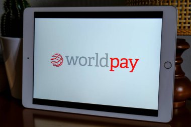Mayıs 2021 Milan, İtalya: Şirket Worldpay logo simgesi ofisteki tablet ekranda yakın plan. Dünya ödemeleri çizim markası