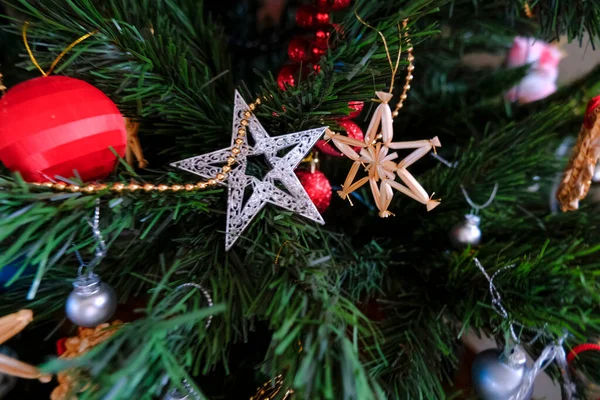 Noel Ağacında Asılı Gümüş Yıldız Saman Yıldızı Tatil Dekorasyonu Noel — Stok fotoğraf