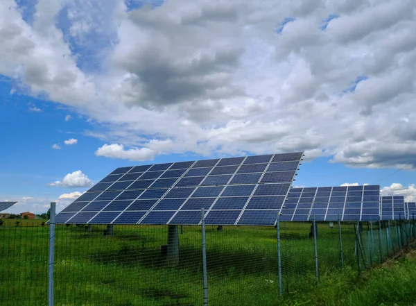 Paneles Solares Campo Través Del Cielo Dramático Industria Energía Solar — Foto de Stock