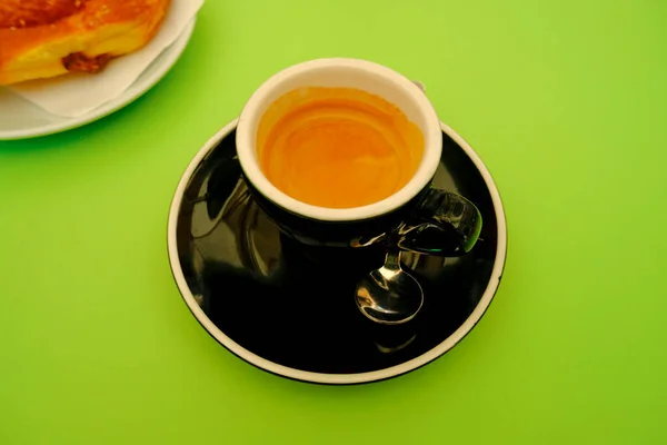 Kawa Espresso Czarnym Kubku Zielonym Stole Bliska Widok Góry Kawa — Zdjęcie stockowe