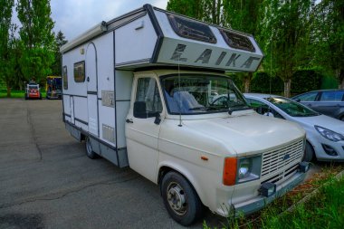 Haziran 2021 Parma, İtalya: Beyaz Laika karavanı yakın çekimde park edilmiş. Kamp gezisi konsepti
