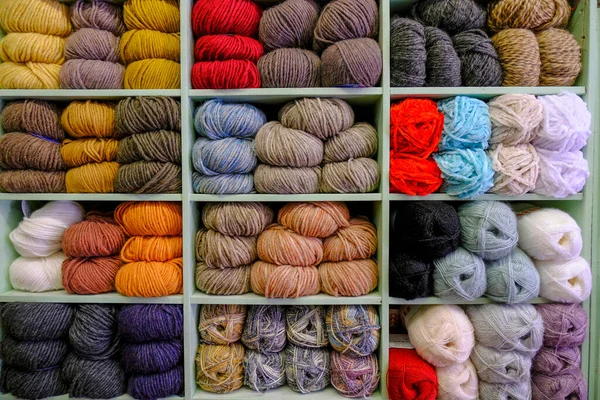 Bunte Wollstrickfäden Auf Gefalteten Regalen Großaufnahme Strickhobby Basteln Stockbild