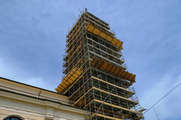 Byggnad Konstruktion Över Blå Himmel Kyrkan Ombyggnad Parma Italien — Stockfoto