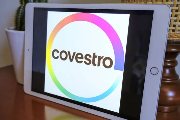 Mayıs 2021 Milan, İtalya: Tablet ekranda Covestrp şirketi resimli logo ikonu. Covestro markası