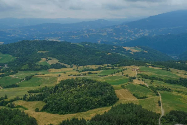 Vista Aérea Paisagem Com Campos Montanhas Bosques Céu Azul Fundo — Fotografia de Stock