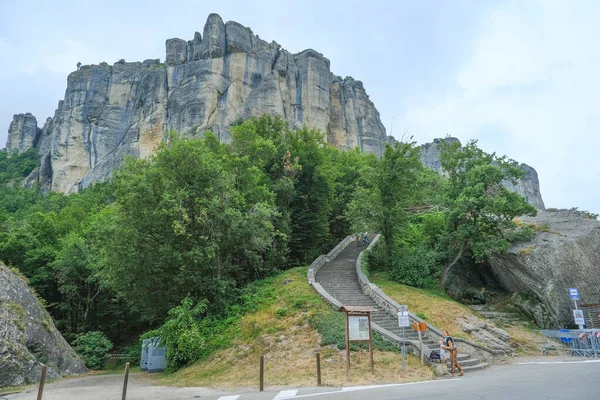 İtalya 'daki Pietra di Bismantova kayası manzarası, aşağıdan Reggio Emilia. Dağlar manzarası