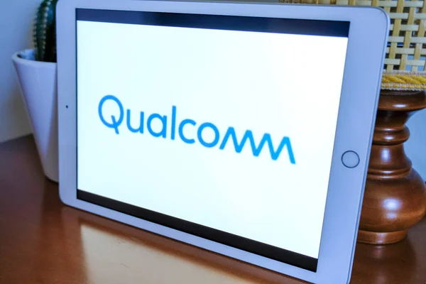 Mayıs 2021 Milan, İtalya: Qualcomm şirketinin logo simgesi ofisteki tablet ekranda yakın plan. Qualcomm çizimsel marka