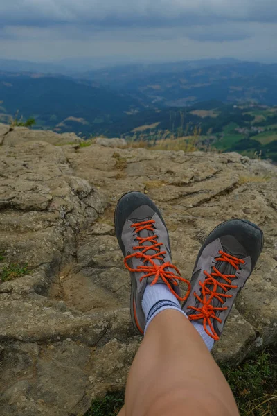 Vrouwelijke Benen Wandelschoenen Rotsen Lucht Bergen Uitzicht Dramatische Hemel Buitenactiviteitsconcept — Stockfoto