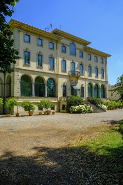 Haziran 2021 Parma, İtalya: Fondation Magnani Rocca. Güzel bir müze, çeşmeli bir bahçe. Dikey 