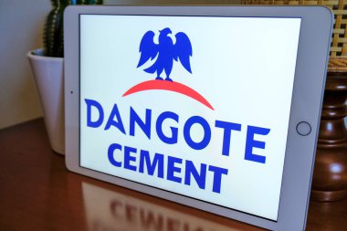 Mayıs 2021 Milan, İtalya: Dangote çimento şirketi ofisteki tablet ekranda yakın çekim yapıyor. Dangot Çimento Çizimsel Marka 