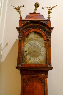 Roma rakamları ve dekor yakın çekim ile antik ahşap saat yüzü. 