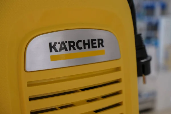 Temmuz 2021 Milan, İtalya: Mağazadaki teknoloji üzerine Karcher logosu