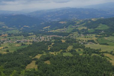 Tarlaları, dağları, ormanları ve mavi gökyüzünü gösteren hava manzarası. doğal arkaplan.