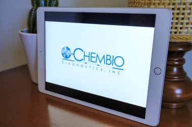 Mayıs 2021 Milan, İtalya: Ofisteki tablet ekranda Chembio logo ikonu yakın plan. Chembio çizimsel marka 