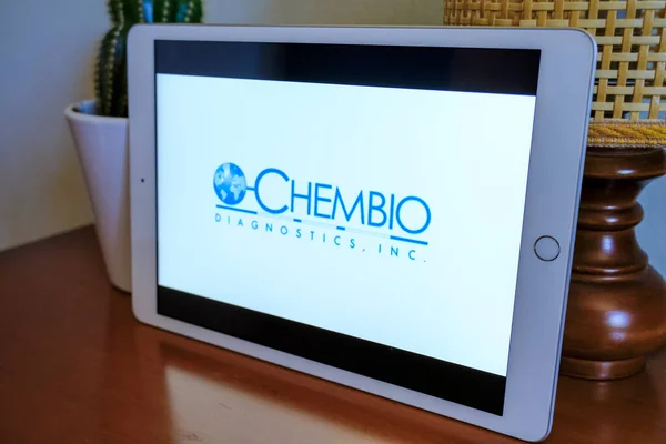 Mayıs 2021 Milan, İtalya: Ofisteki tablet ekranda Chembio logo ikonu yakın plan. Chembio çizimsel marka 
