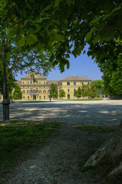 Parma Itálie Palác Palazzo Ducale Close Přes Stromy Modré Nebe — Stock fotografie