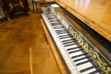 Temmuz 2021 Parma, İtalya: Odada eski tarihi piyano yakın plan. Müzik aleti 