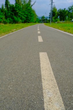 Bisiklet yolu, doğa manzarası ve mavi gökyüzünün altından yakın çekim. şehir altyapısı 