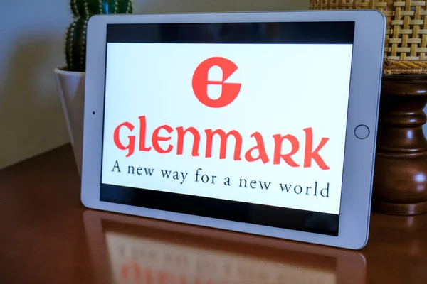 2021年6月イタリア ミラノ タブレット画面上でGlenmark社のロゴアイコンのクローズアップ グレンマークのイラストブランド ロイヤリティフリーのストック写真