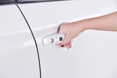 Üzerindeki kolu ver. Kızın elini arabanın kapısını açarak Close-Up