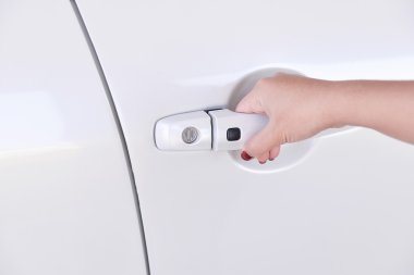 Üzerindeki kolu ver. Kızın elini arabanın kapısını açarak Close-Up