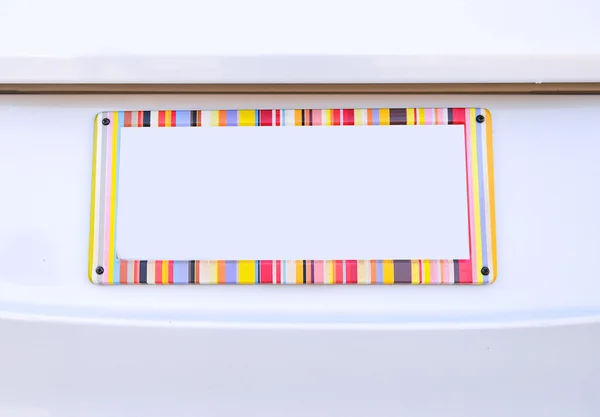 Номерной знак автомобиля с радужной рамкой цвета — стоковое фото