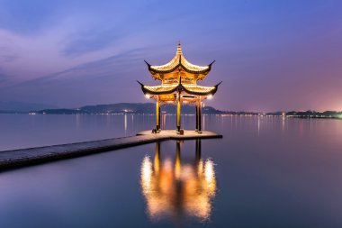 Hangzhou antik Pavyonu alacakaranlıkta