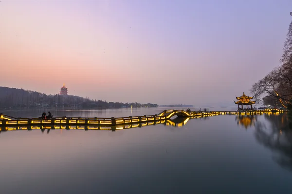 Oude paviljoen in Hangzhou bij zonsondergang — Stockfoto