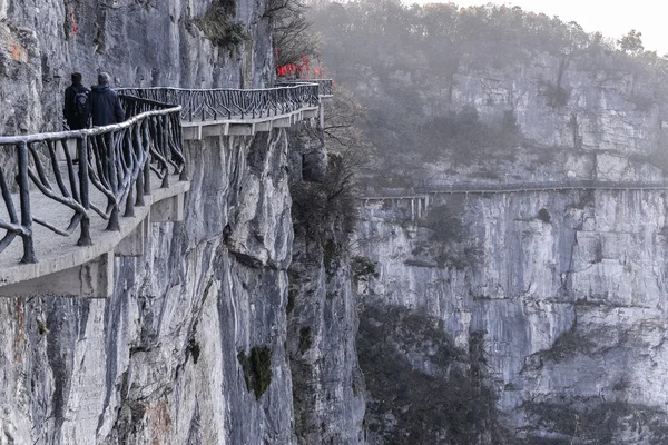 Tianmenshan、張り家界市、中国の崖に沿ってパスを歩く — ストック写真