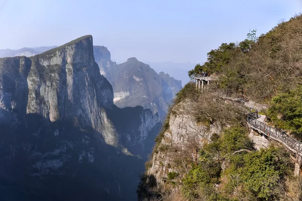 Percorso a piedi lungo la scogliera di Tianmenshan, Zhangjiajie, Cina — Foto Stock