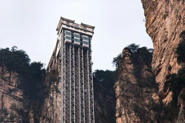 Bailong Elevator è un ascensore di vetro costruito sul lato di una scogliera enorme — Foto Stock