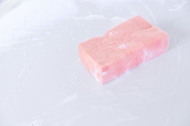 Araba bir yüzeyi soaky pembe sünger