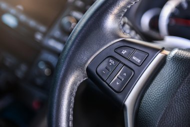 Ses kontrol düğmeleri direksiyon simidi üzerinde 