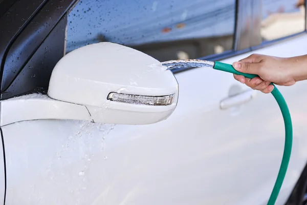 Lavando un coche con manguera —  Fotos de Stock